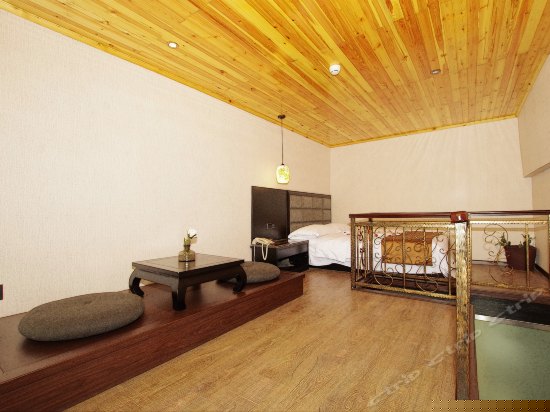 复式情侣婚庆房