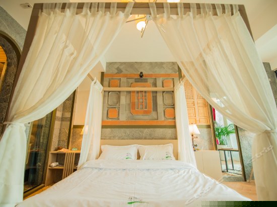 正面180°临水阳台海景大床房