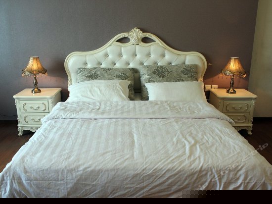 豪华双人大床房