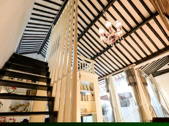 巷陌听雨家庭房