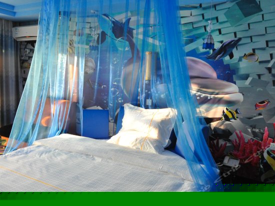 情侣电动圆床房