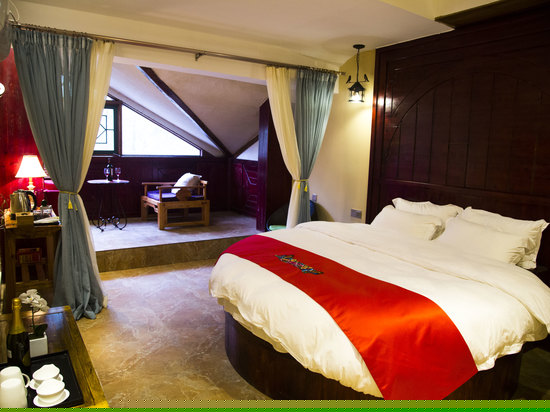 豪华江景圆床房