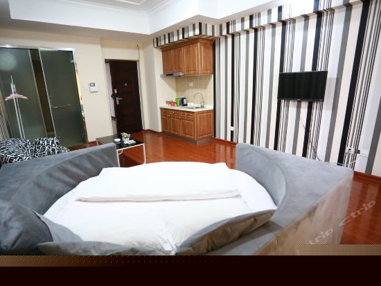 现代主题圆床房