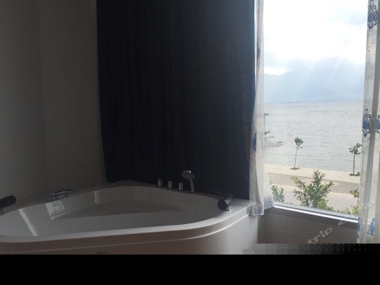 温馨情侣全海景圆床房