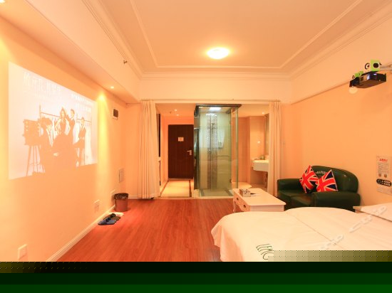 现代简约大床房