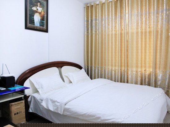 豪华情侣电脑大床房