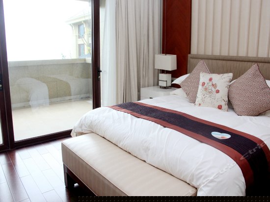 精致侧海景大床房