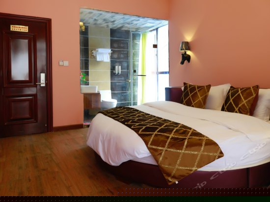 阳台山景圆床房