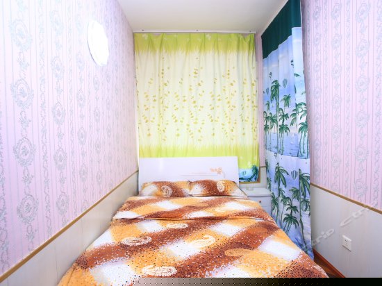 温馨飘窗大床房