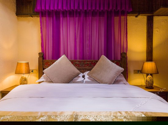 艳紫妖红大床房
