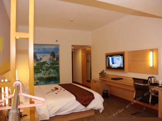 豪华时尚大床房