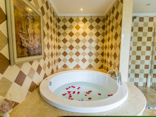 五星圆床风情浴缸房
