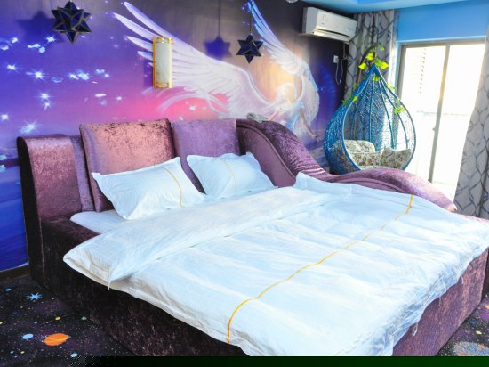 情侣电动圆床房