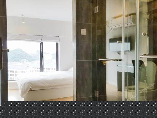 阳光豪华大床房