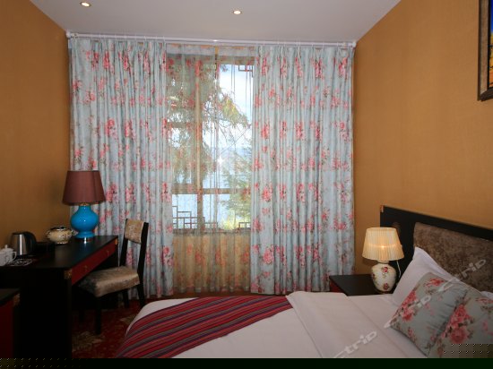 豪华湖景大床房