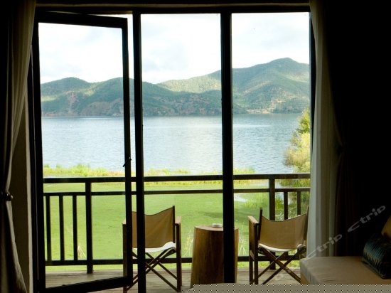 豪华湖景大床房