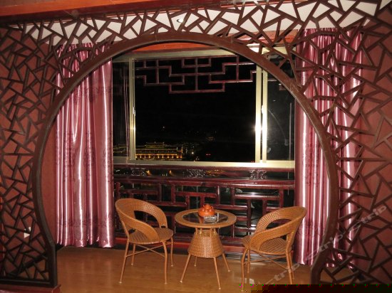 江景蜜月圆床房