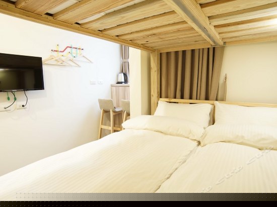 乡村风格温馨四人房