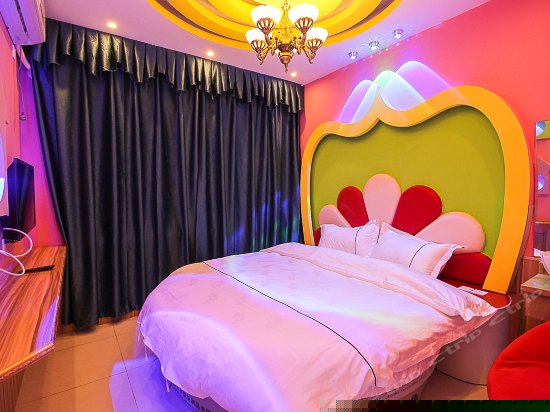 情侣主题圆床房