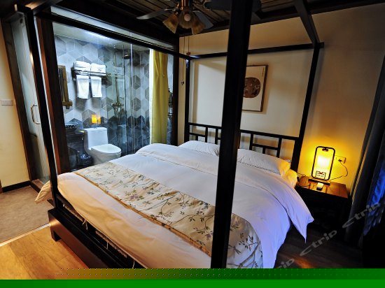 浪漫河景大床房