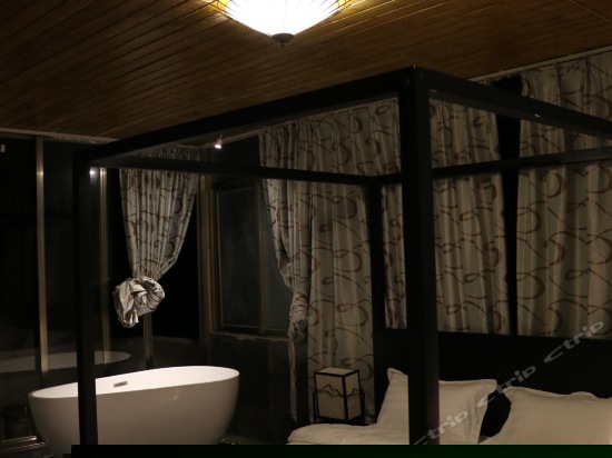 180℃阳台海景日出房