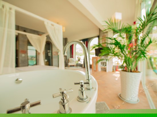 正面270°临水阳台海景大床房