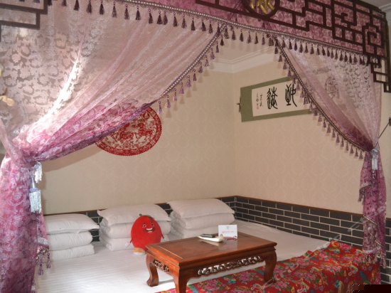 民俗风情三人房