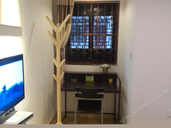 秋枫飞云（欧式大床房)