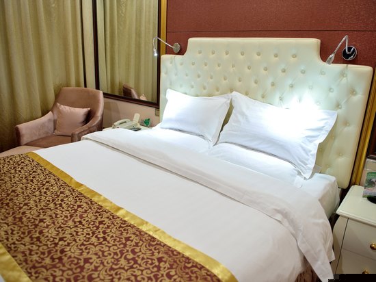 豪华大床电脑间