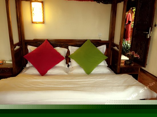 豪华雕花大床房