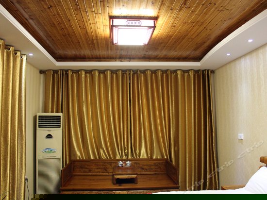 临河观景大床房