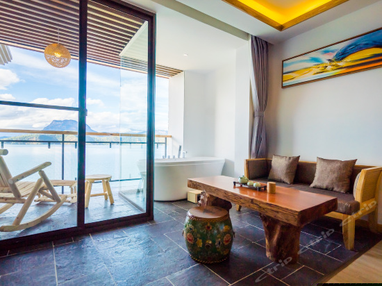 且慢湖景大床房