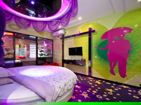 豪华浴缸圆床房