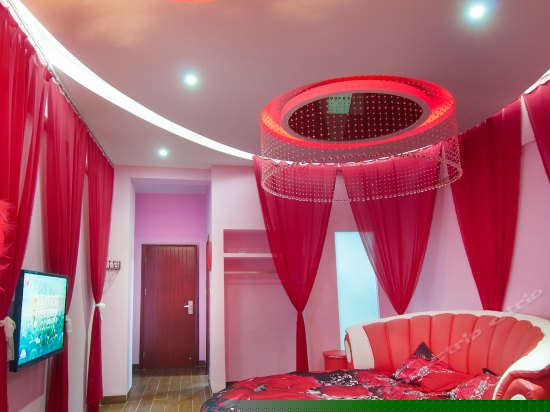 在云端系列圆床房