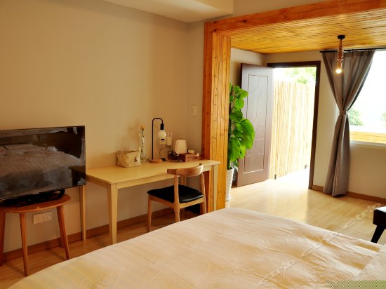 晴日湖景大床房