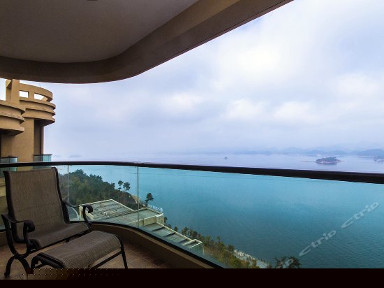 豪华湖景大床房