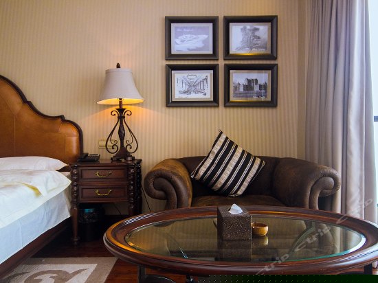 豪华湖景大床房