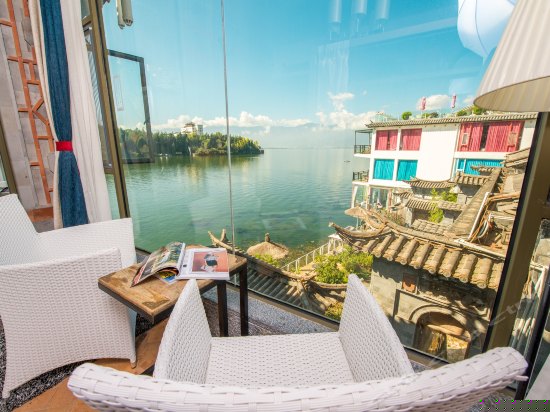 侧面落地窗海景大床房