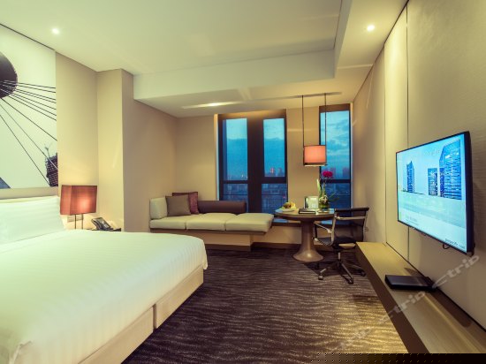 豪华河景大床房