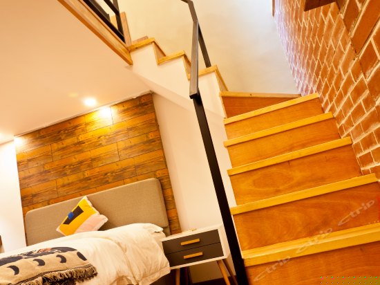 Loft复式庭院阳台四人间