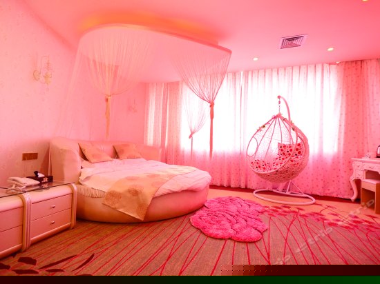 豪华浴缸圆床主题房