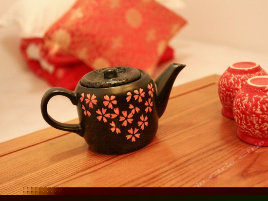 温馨纱幔二人土炕房