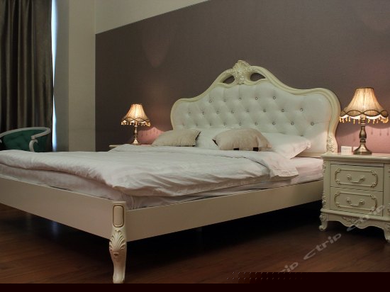 豪华双人大床房