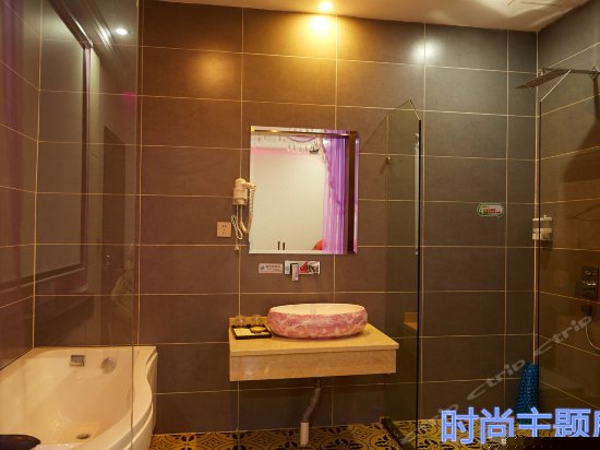 情侣主题圆床房(无窗)