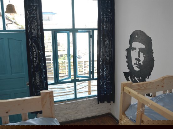 男生四人床位间