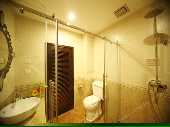 滨水露天浴缸海景房