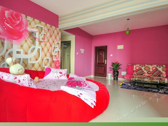 温馨蜜月圆床房