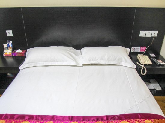 豪华大床房(带电脑)