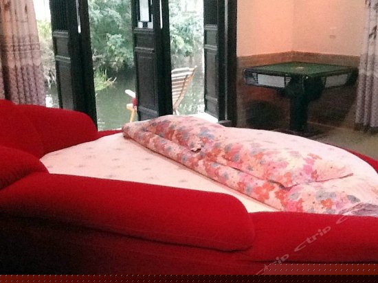 临河现代景观大床房