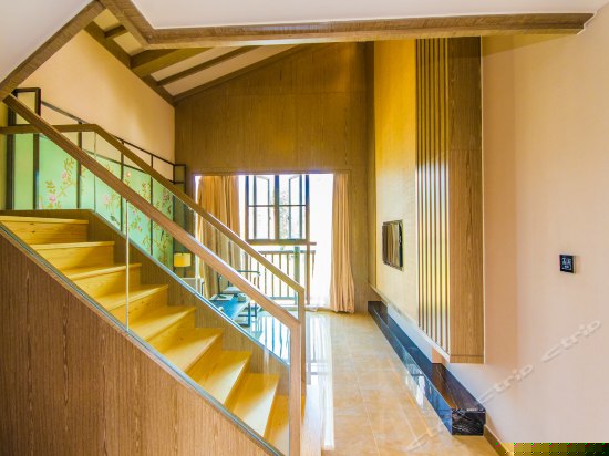 豪华山景阁楼套房